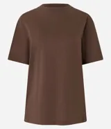 Remera básica de algodón color marrón, con cuello redondo y mangas cortas de corte clásico.