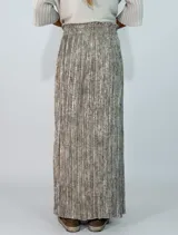 Pollera larga de corte amplio con diseño plisado y estampado abstracto en tonos beige y gris. Presenta cintura elástica para un ajuste cómodo.