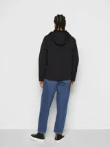 Campera tipo pullover Carhartt con capucha ajustable, cierre frontal parcial con cremallera y bolsillo canguro delantero. Confeccionada en nylon resistente al agua, presenta el logo de la marca bordado en el pecho.