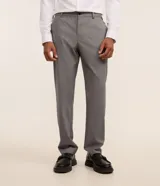 Pantalón de vestir slim fit color gris con estampado de cuadros escoceses en hilo teñido. Cuenta con cintura con trabillas, cierre tradicional y bolsillos laterales. Confeccionado en viscosa sostenible.