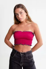 Bombacha de bikini tipo colaless con cintura ancha confeccionada en punto smock. Presenta un diseño en color marrón con bordes amarillos fruncidos.