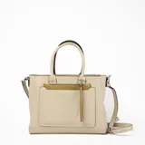Cartera tipo tote de cuero sintético color beige con bolsillo frontal y correa bandolera ajustable y desmontable.