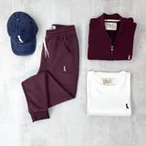 Pantalón de jogging color bordó, con cintura elástica ajustable con cordón y puños en los tobillos.