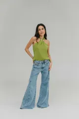 Blusa de crepe twill color blanco, con escote halter y detalle de hebilla metálica dorada en el cuello.