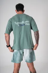 Short deportivo celeste con estampa de acuarela, cintura elástica con cordón ajustable y aberturas laterales.