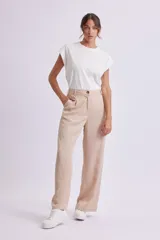 Pantalón de vestir color beige, de corte recto y tiro alto, con pinzas delanteras y cierre con botón.