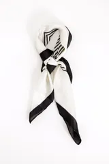 Pañuelo de seda color crudo con diseño estampado de rayas negras en los bordes y en la parte interna.