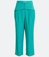 Pantalón capri color verde agua, de tiro alto, con cintura ancha, pala sobrepuesta con pespuntes y botones forrados.