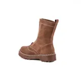 Bota tipo borcego de caña media, confeccionada en una combinación de cuero gamuzado negro y detalles en cuero color suela en la parte trasera y lengüeta. Presenta suela track de goma negra y costuras a la vista.