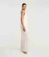 Pantalón de vestir de mujer, corte recto, cintura alta, color blanco roto con finas rayas verticales. Confeccionado en una mezcla de viscosa, poliamida, poliéster y elastano.