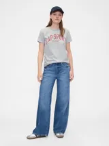 Remera de manga corta, cuello redondo, color gris melange, con estampado frontal en rojo que dice "GAP SPORT SAN FRANCISCO EST. 1969".