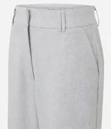 Pantalón de sastrería modelo wide leg, color gris claro, con cintura estructurada, bolsillos delanteros y traseros.