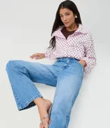 Pantalón de jean azul clásico de corte recto, con tiro alto, presillas para cinto y bolsillos funcionales.