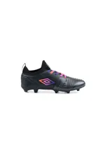 Championes de fútbol Umbro Flash HG, color negro con detalles en violeta y naranja.