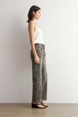 Jean recto de tiro medio color gris con efecto acid wash. Cuenta con bolsillos traseros clásicos y trabillas para cinturón.