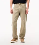 Pantalón recto de sarga color beige, con cierre frontal de botón y cremallera, y bolsillos funcionales.