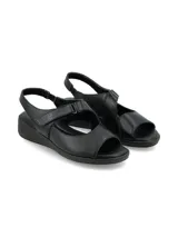 Sandalias de cuero color negro, de estilo cómodo con taco bajo, tira delantera ancha, tira ajustable con velcro en el empeine y tira en el talón.