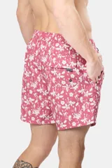 Short de baño celeste con estampado floral blanco, cintura con elástico y cordón regulable, bolsillos laterales y suspensor de malla fina.