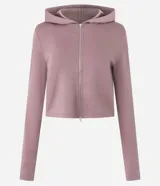 Campera corta con capucha fija, cierre frontal con cremallera y mangas largas, confeccionada en tejido modal con acabado satinado.