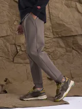 Pantalón tipo jogger color azul marino, con cintura elástica ajustable mediante cordón y puños elásticos en los tobillos.