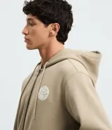 Hoodie con cierre frontal, capucha con cordón ajustable y bolsillos canguro. Presenta un estampado circular de letras en el pecho.