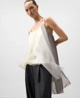 Top de tirantes finos con escote recto, confeccionado en capas superpuestas de poliéster reciclado. Presenta un efecto degradado en tonos blanco, crudo y gris oscuro.