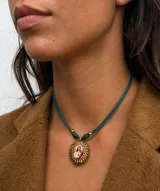Collar ajustable hecho a mano con cordón verde, dijes de la Virgen María y cuentas de colores.