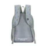 Mochila urbana de los San Antonio Spurs, con diseño en bloques de color gris y negro. Presenta el logo del equipo en relieve en la parte frontal, compartimento principal con cierre, bolsillo delantero con cierre y logo de la NBA, y bolsillos laterales de malla. Incluye correas acolchadas con estampado del logo del equipo.