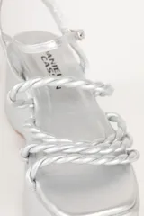 Sandalias de plataforma color blanco con tiras trenzadas y pulsera al tobillo.