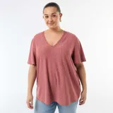 Remera rosa de punto calado con escote en V y mangas cortas amplias.