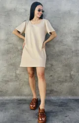 Vestido corto blanco con textura tipo waffle, cuello redondo y mangas cortas.