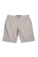 Bermuda tipo chino de gabardina color beige, con cierre de cremallera y botón, y diseño de cinco bolsillos.