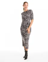 Vestido midi de seda fría con estampado animal print en tonos grises y negros. Presenta cuello redondo, mangas tres cuartos y un lazo lateral ajustable en la cintura que crea un efecto drapeado.