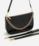 Cartera tipo shoulder baguette de tamaño pequeño, confeccionada en poliuretano con textura símil reptil. Presenta un diseño estructurado con cierre superior, correa larga ajustable y removible, y una cadena metálica decorativa en la parte frontal.