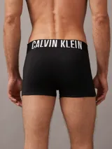 Pack de tres boxers ajustados de algodón con cintura elástica distintiva de la marca Calvin Klein con logo estampado en contraste.
