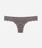 Bombacha bikini hilo color celeste pálido, con detalle de moña central en la cintura y confeccionada en encaje floral.