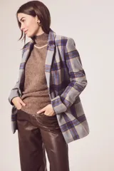 Blazer gris con estampado de cuadros en azul y marrón, solapas de muesca, cierre con un botón y bolsillos con solapa.