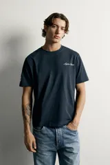 Remera regular fit de algodón color negro, con cuello redondo, manga corta y logo bordado en contraste en el delantero con firma de Ayrton Senna.