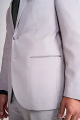 Ambo de ceremonia color verde petróleo, compuesto por saco de dos botones, pantalón de corte recto y chaleco gris con estampado jacquard. Incluye pañuelo de bolsillo y corbatón a juego.