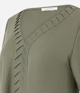 Blusa verde militar de piqué, corte slim, con escote en V y detalle texturizado en la vista delantera. Tiene mangas cortas.