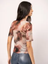 Top elastizado de tul con diseño de manchas en tonos marrones.