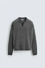 Polo de punto de corte regular, confeccionado en una mezcla de lana y cashmere. Presenta cuello solapa con abertura frontal en V, manga larga y acabados en rib en puños y bajo.