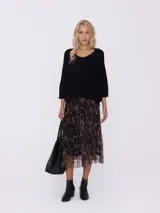 Vestido midi con musculosa negra en la parte superior y falda de tul plisado con estampado animal print.