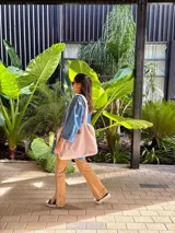 Bolso tote de corderito color beige, con cierre y bolsillo interior.