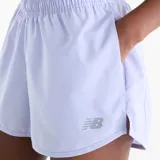 Short deportivo New Balance de dama, color celeste claro, con cintura elástica y tecnología NB Dry para absorción de humedad. Incluye logo reflectante de la marca en el lateral.
