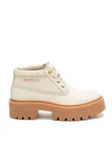 Botas Caterpillar modelo Colorado Max Chukka, color gris claro, con suela chunky de goma marrón con plataforma y tacos marcados. Presenta cordones al tono, ojales metálicos dorados y el logo de la marca estampado en el lateral y la lengüeta.