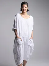 Vestido blanco tizado con bolsillos laterales.