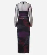Vestido midi de tul con diseño ajustado, mangas largas y detalles fruncidos en el frente. Presenta un estampado con efecto manchado en tonos oscuros y una abertura lateral en la falda.