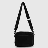 Cartera tipo bandolera de la marca Bubba, color negro, de diseño rectangular con compartimento principal con cierre y bolsillo frontal con cierre. Cuenta con una correa ajustable y desmontable con texto grabado. Presenta estampado texturizado en tono sobre tono en el frente.