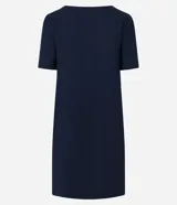 Vestido corto tipo t-shirt de la marca Marfinno, confeccionado en viscolino. Presenta escote en V, mangas cortas y bolsillos laterales aplicados. Su diseño es holgado y fluido.